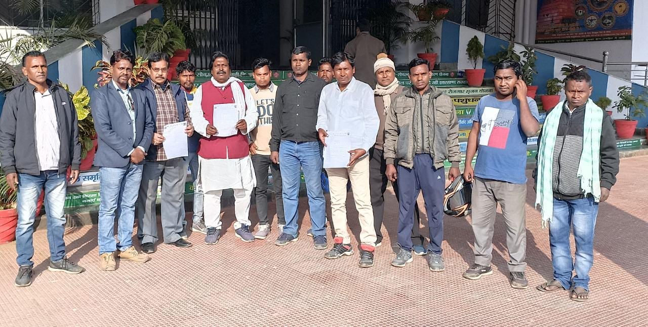 दुमका: सोहराय पर्व के मद्देनजर सरकारी विद्यालयों में परीक्षा तिथि बढ़ाने के लिए डीसी को सौपा ज्ञापन