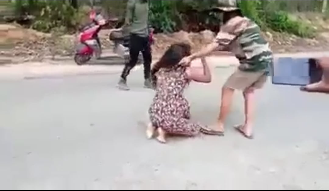 बीच सड़क पर घुटनों के बल बैठाकर युवती को गोलियों से किया छल्ली, वीडियो वायरल