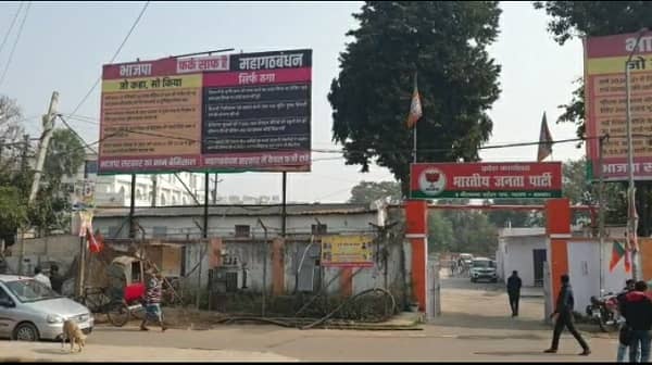 बिहार में अब चला पोस्टर वार, जानिए भाजपा कैसे पोस्टर के जरिए घेर रही है सरकार को