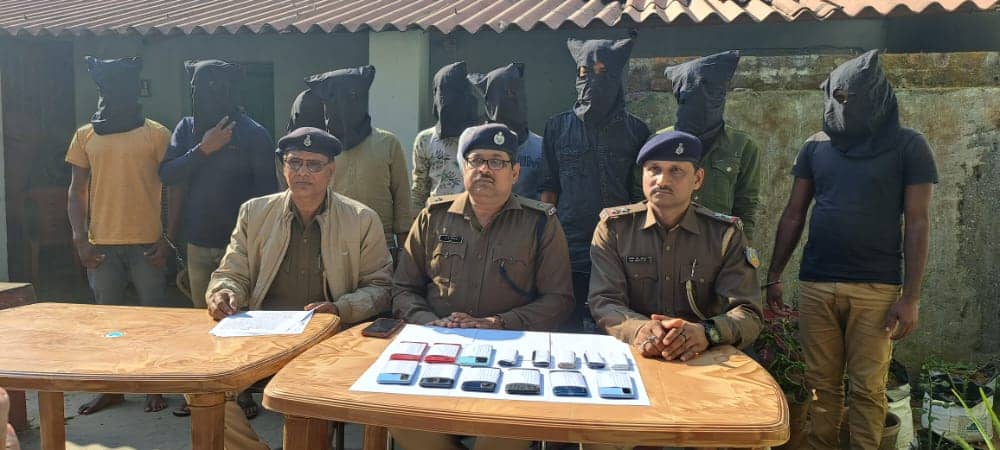 देवघर में 9 शातिर साइबर अपराधी गिरफ्तार, 14 मोबाइल और 15 फर्जी सिम बरामद