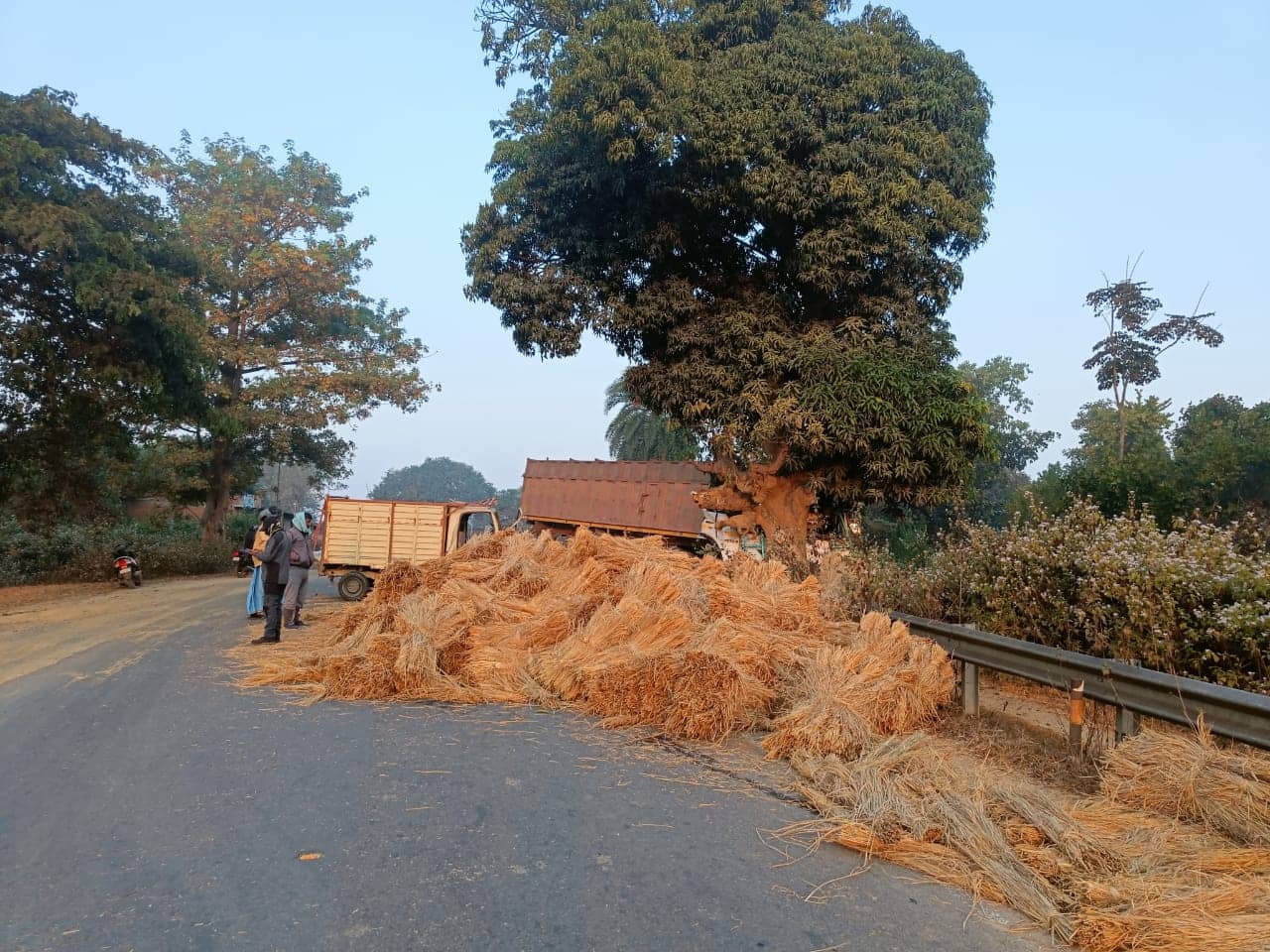 दुर्घटना ! टेलर और वेन के बीच टक्कर, टेलर चालक की मौत