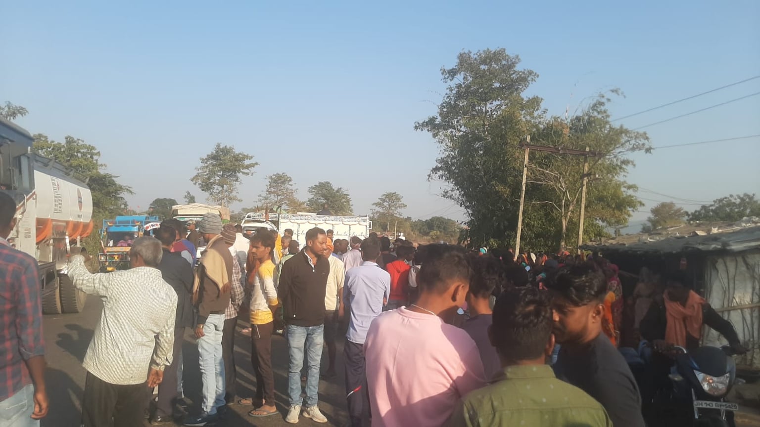 गिरिडीह : तेज़ रफ़्तार वाहन की चपेट में आने से किसान की मौत, ग्रामीणों में आक्रोश