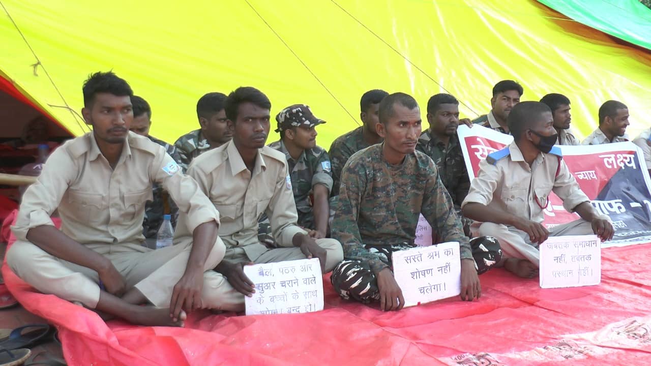 सहायक पुलिसकर्मियों के आंदोलान पर मंत्री सेंक रहे राजनीतिक रोटी