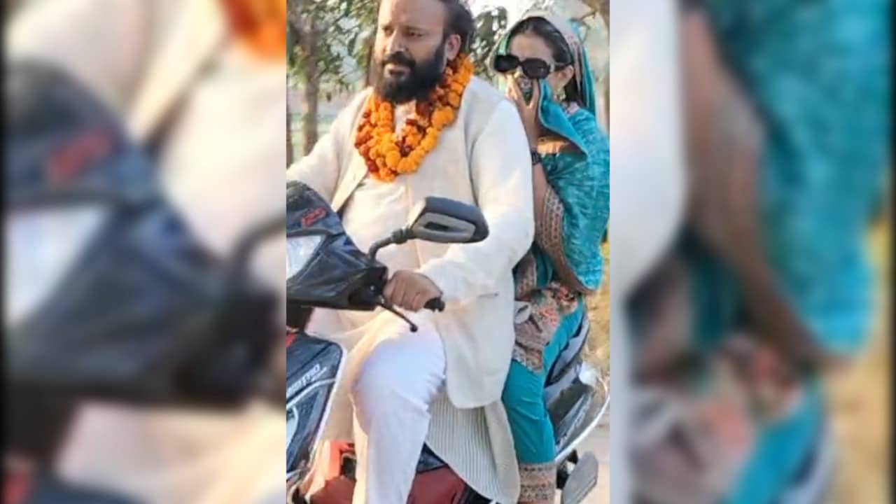 बेतिया : मेयर प्रत्याशी के पति के साथ नंगे पांव भागी अक्षरा सिंह, जानिए क्या है वजह