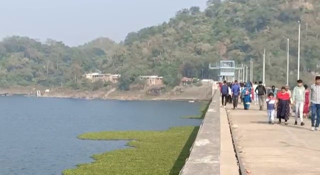 दुमका : सरकार की नज़रअंदाजी कम कर रही पर्यटकों का मज़ा, खूबसूरत पिकनिक स्पॉटस पर हो रही लोगों को परेशानी