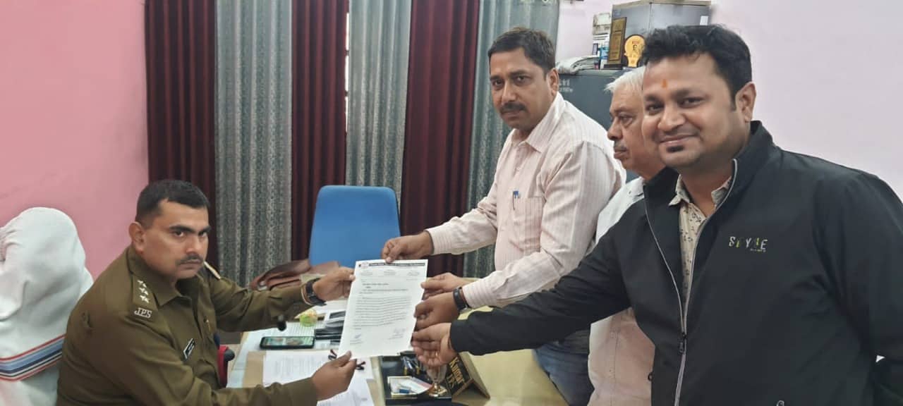 धनबाद : टोटो चालकों की लापरवाही से परेशान हैं पुराना बाजार के दुकानदार, जानिए क्या है कारण