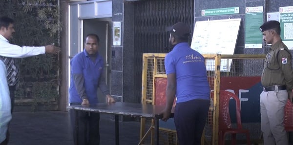 कोरोना अलर्ट: रांची रेलवे स्टेशन पर शाम 5 बजे लगी जांच केन्द्र, मजिस्ट्रेट ड्यूटी से नदारद, फोन भी बंद