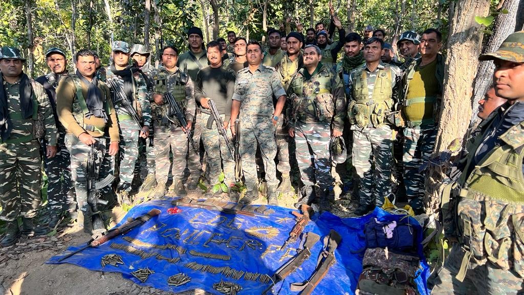 लोहरदगा: नक्सलियों के विरुद्ध सुरक्षाबलों को बड़ी सफलता, भारी मात्रा में हथियार बरामद