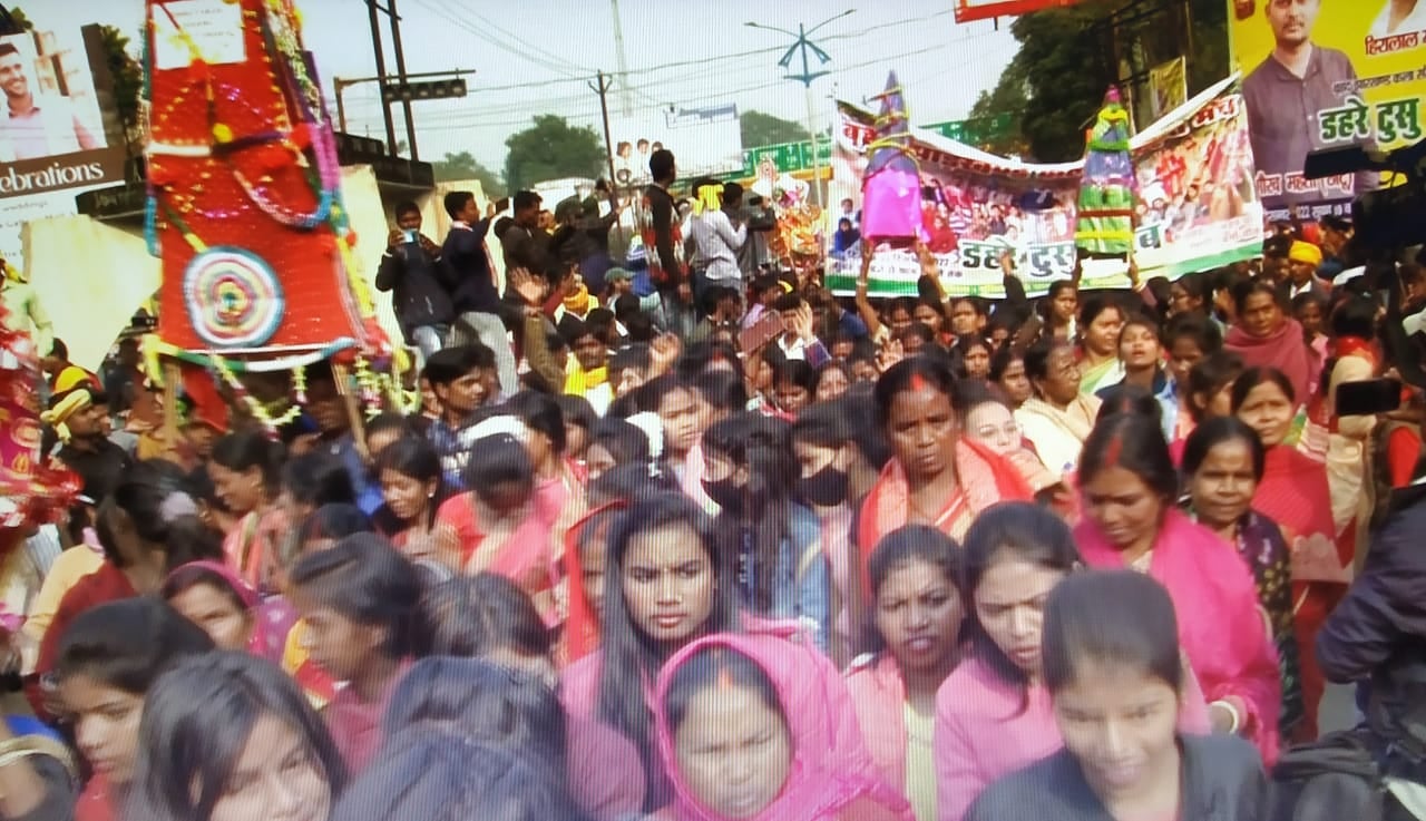 टुसू पर्व के उत्साह से धन्य-धन्य हुई कोयलांचल की सड़कें, जानिए क्या कहा उत्साही लोगो ने