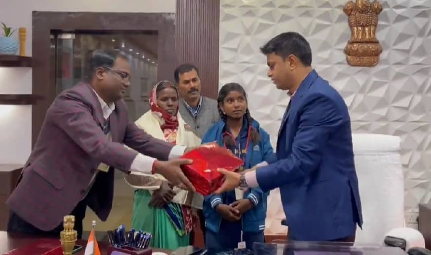 रोहतास: नशा के खिलाफ गीत गा कर वायरल होने वाली छात्रा बनी एक दिन की जिला शिक्षा पदाधिकारी, DEO की कुर्सी पर बैठा कर किया गया सम्मानित