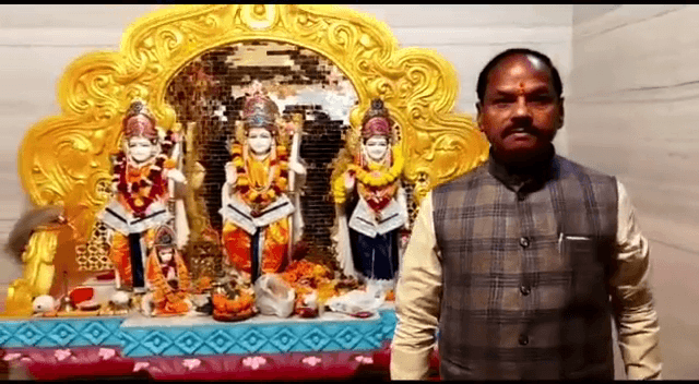 जमशेदपुर : नव वर्ष के मौके पर पूर्व मुख्यामंत्री ने मां दुर्गा के सामने टेका माथा, लिया आशीर्वाद