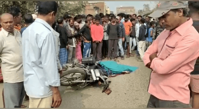 बोकारो :भारी वाहन की चपेट में आने से बाइक सवार युवक की मौत, मुआवजे की मांग को लेकर सड़क जाम