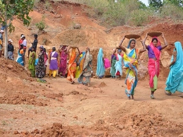 धनबाद में मनरेगा की गति धीमी, जानिए गरीब मजदूर क्यों कर रहे पलायन