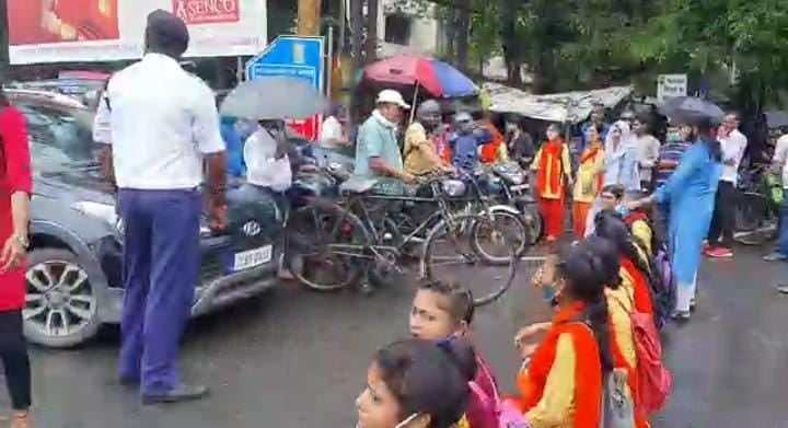 इंटर में फेल किये जाने के खिलाफ जारी था छात्राओं का धरना..आश्वासन मिलने पर 3 घंटे बाद हटा सड़क जाम..!