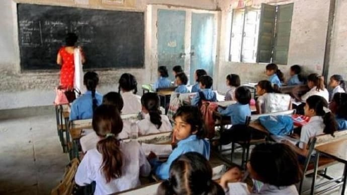 स्कूली शिक्षकों को क्लास रूम में मोबाइल ले जाने पर लगी पाबंदी, लॉकर में रखना होगा फोन