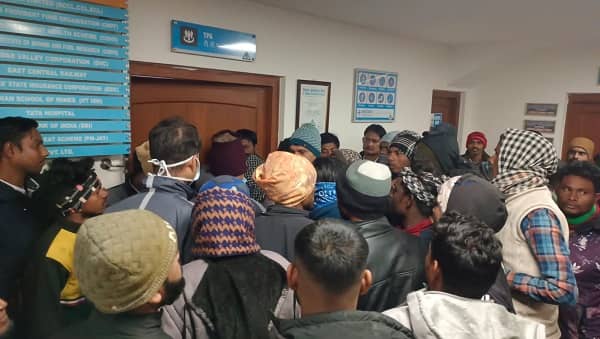 धनबाद के एशियन जालान अस्पताल पर डेड बॉडी जब्त कर पैसा वसूलने का आरोप, परिजनों के हंगामे पर पहुंची पुलिस