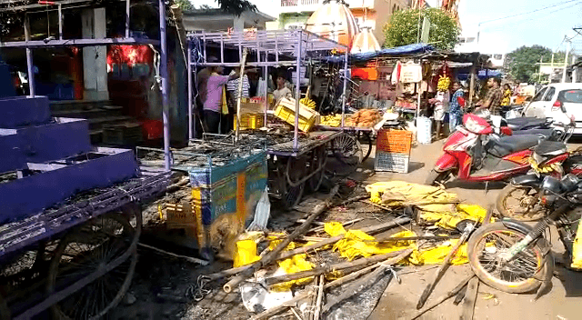 आग लगने से आधा दर्जन दुकान जलकर खाक, शरारती तत्वों पर संदेह