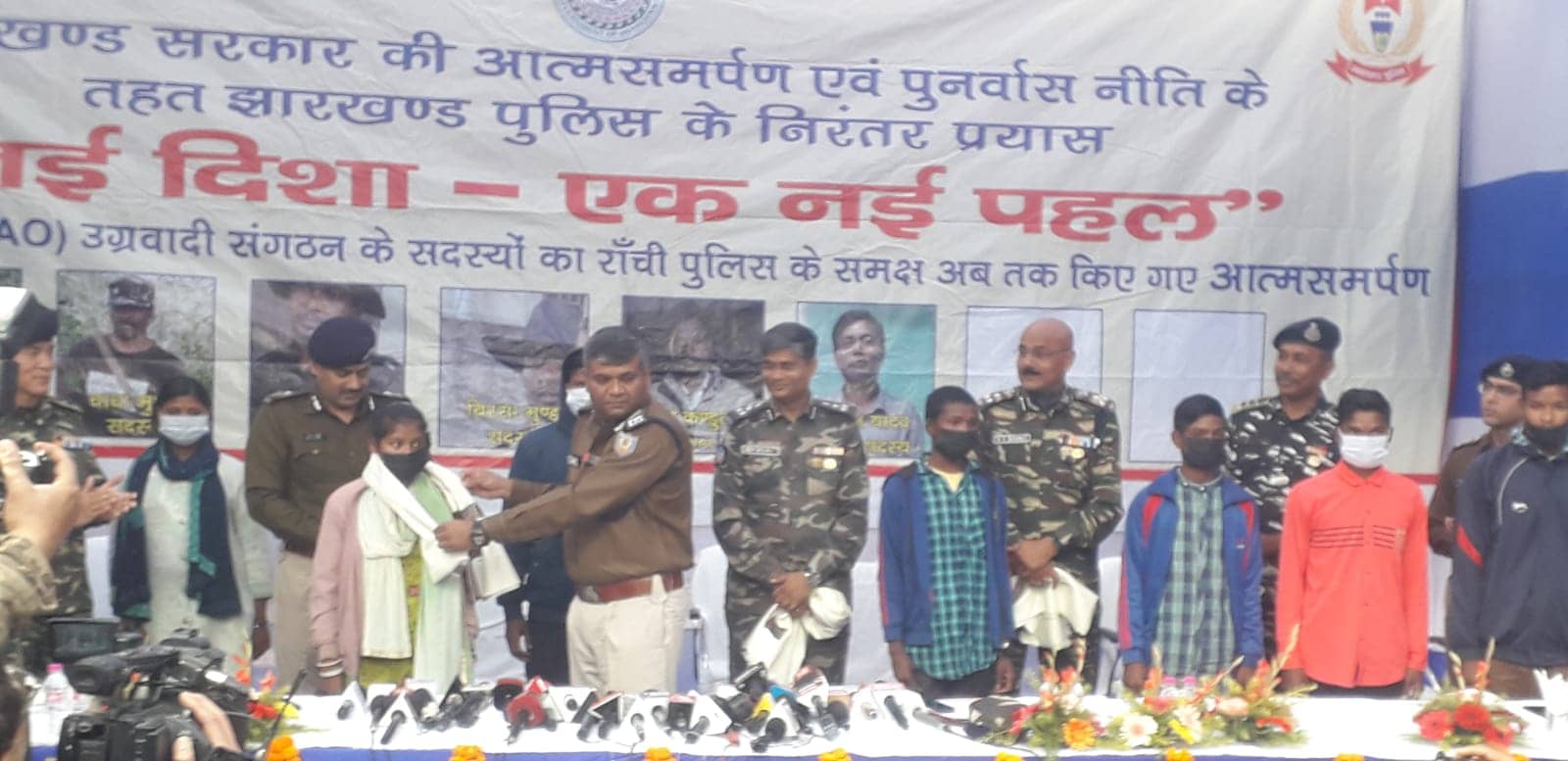 BREAKING : झारखंड पुलिस ने तोड़ी नक्सलियों की कमर, इनामी नक्सली मिसिर बेसरा दस्ते के 8 नक्सलियों ने किया आत्मसर्पण