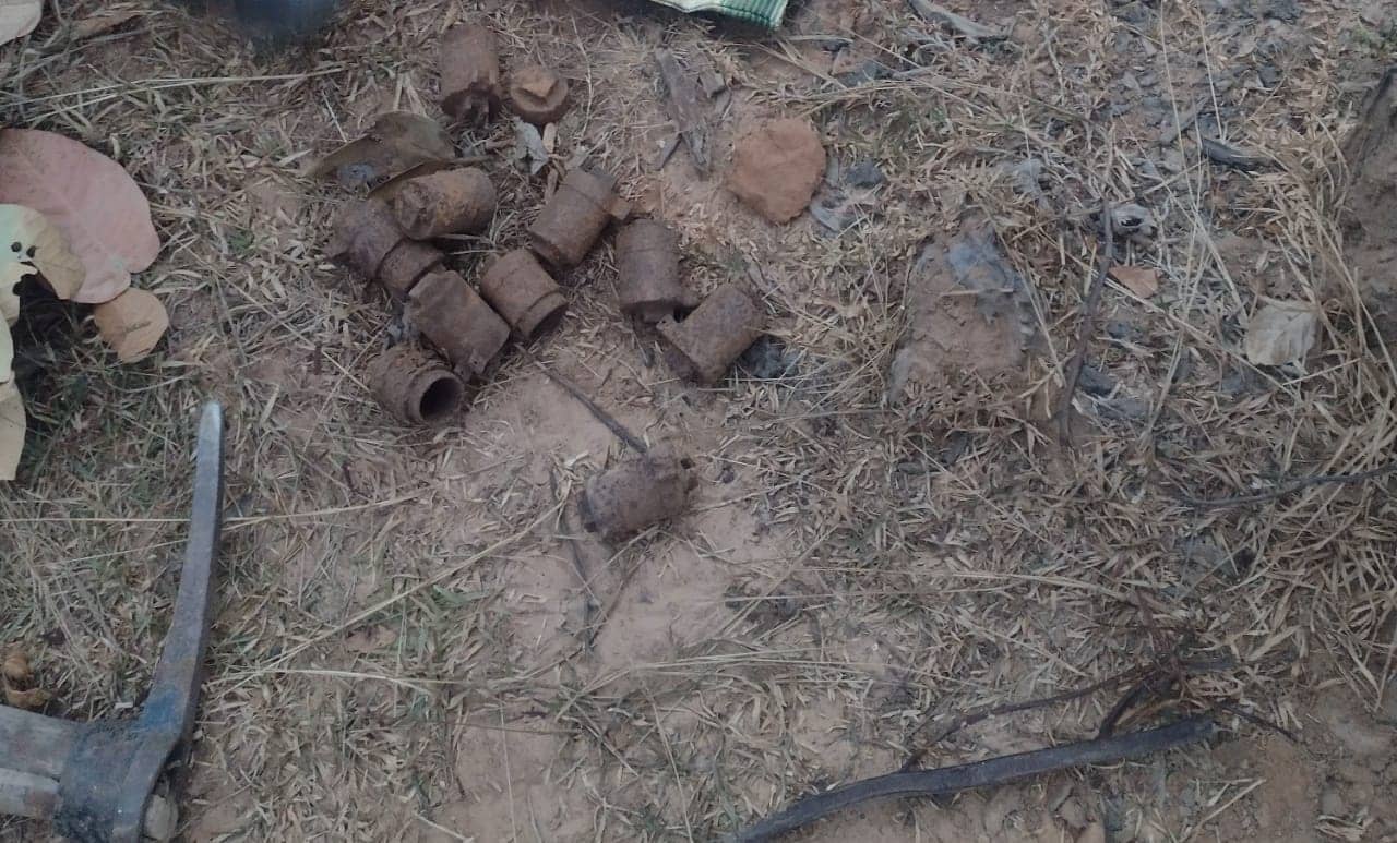 गिरिडीह : सीआरपीएफ की कार्रवाई, आईईडी में इस्तेमाल होने वाले रॉ मेटेरियल बरामद