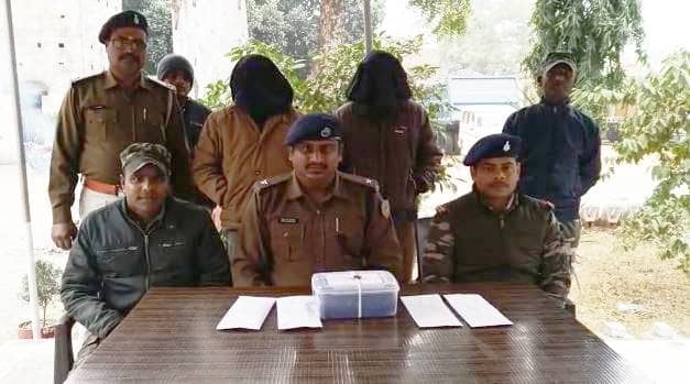 लातेहार: कार में छुपाकर हो रही थी अफीम की तस्करी, दो अफ़ीम तस्कर चढ़े पुलिस के हत्थे, दो किलो अफीम भी बरामद