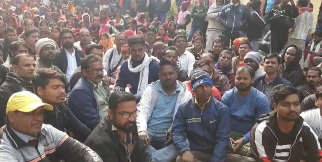 तोपचांची प्रखंड सह अंचल कार्यालय में धरने पर बैठे मुखिया, जानिए क्या है उनका आरोप