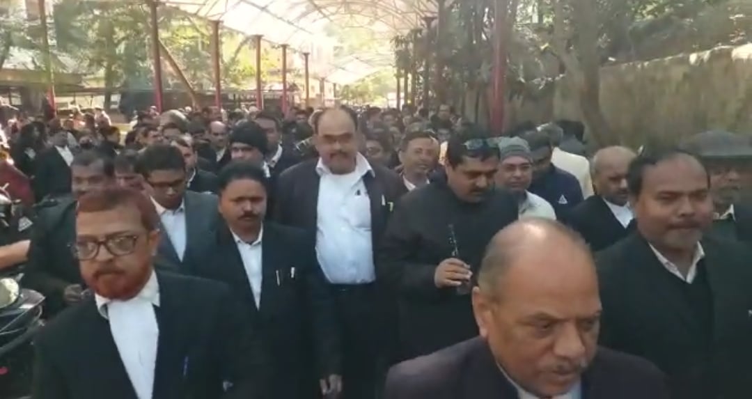 बार काउंसिल के अधिवक्ताओं का आंदोलन आज भी जारी, मांग पूरी नहीं हुई तो होगा उग्र आंदोलन