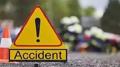 गिरिडीह : धान लदा ट्रक दुर्घटनाग्रस्त, खलासी गंभीर