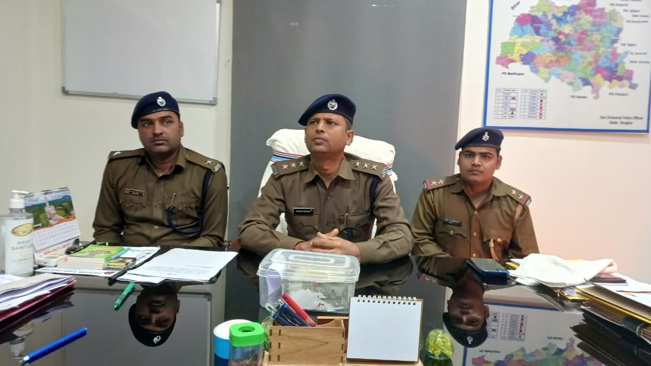 देवघर पुलिस ने कोढ़ा गैंग का उद्भेदन करते हुए लूटकांड के लाखों रूपए किए बरामद, गिरफ्तारी के लिए छापेमारी जारी