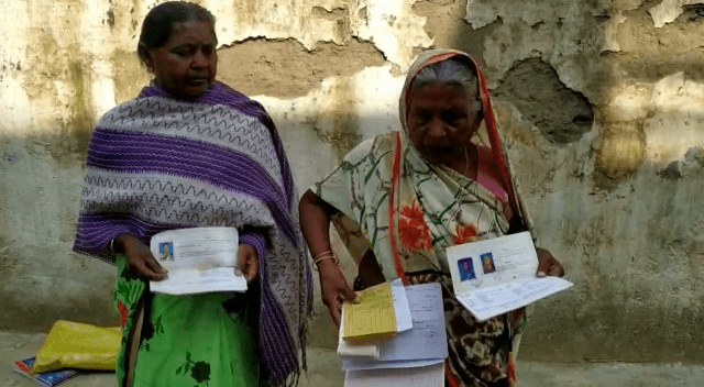 बोकारो : पेंशन की आस में वृद्धा कई महीनों से लगा रही है बैंक की दौड़, हाथ लगी तो बस मायूसी