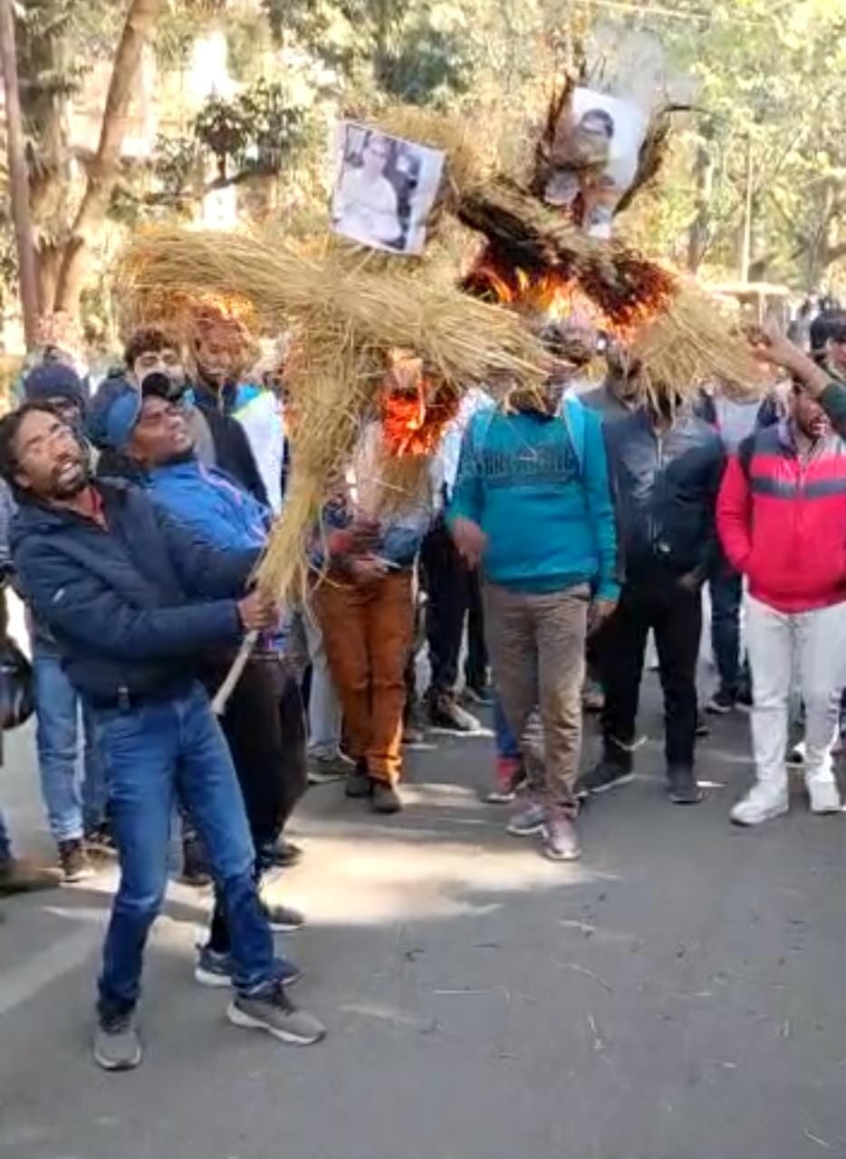 नियोजन नीति में क्षेत्रीय भाषा को हटाने पर विरोध, मुख्यमंत्री हेमंत सोरेन और मुख्य सचिव सुखदेव सिंह का हुआ पुतला दहन