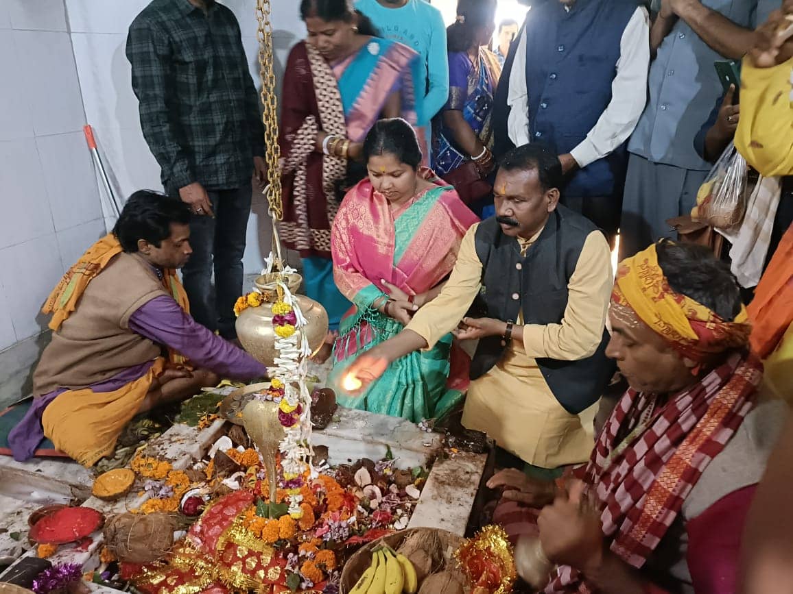 चाईबासा : वैतरणी में उमड़ पड़ा भक्तों का जन सैलाब, हज़ारों श्रद्धालुओं ने लगाई आस्था की डुबकी