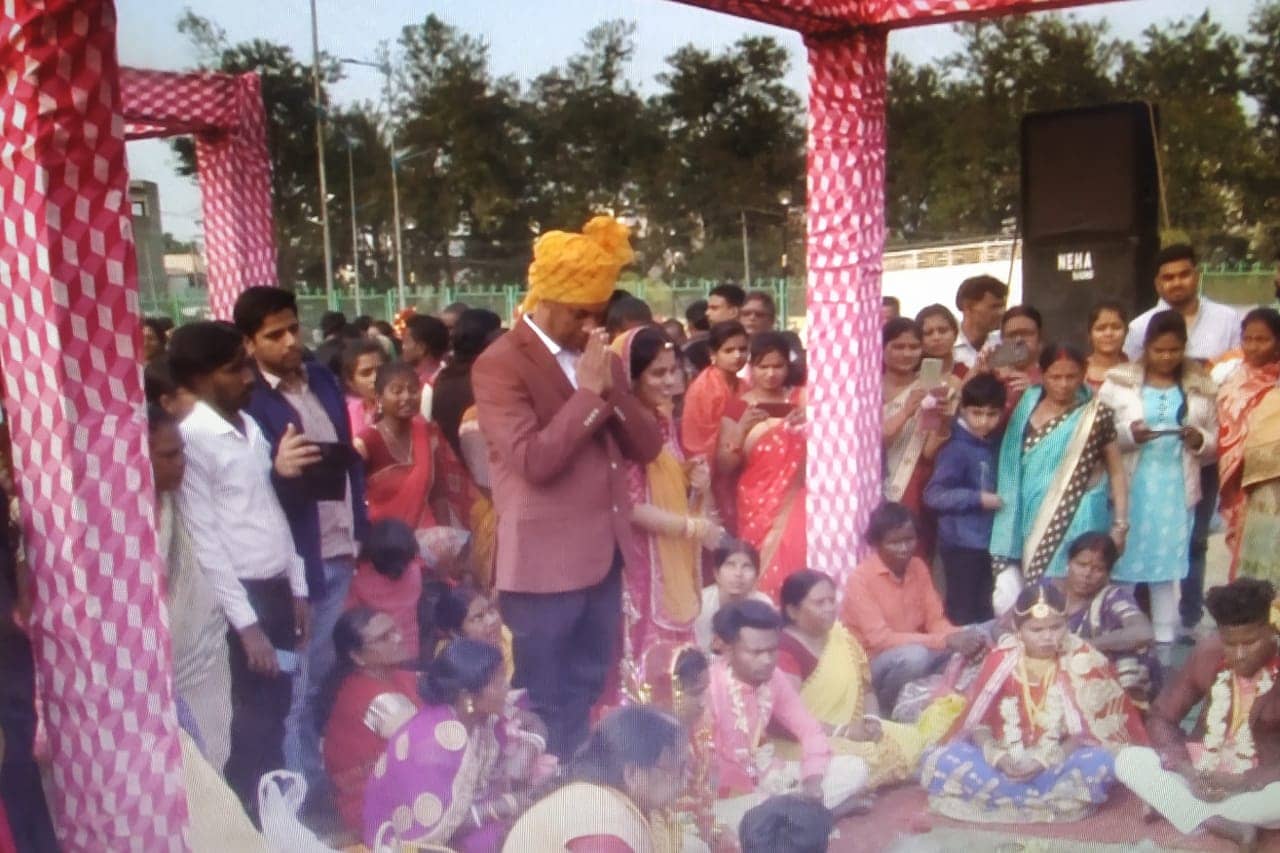 धनबाद : समाज को बड़ा संदेश के साथ एक मंच पर एक दूजे के हुए 121 जोड़े, जानिए पूरा डिटेल