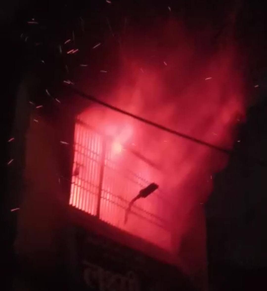 देवघर : शॉर्ट सर्किट से पूजा दुकान में लगी भीषण आग, दमकल ने पाया काबू