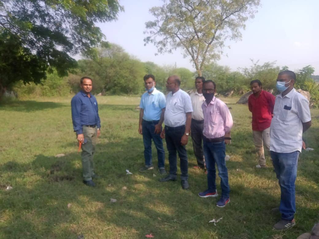 ग्रामीण खेल प्रतिभाओं को निखारने के लिए प्रस्तावित मैदान का निरीक्षण