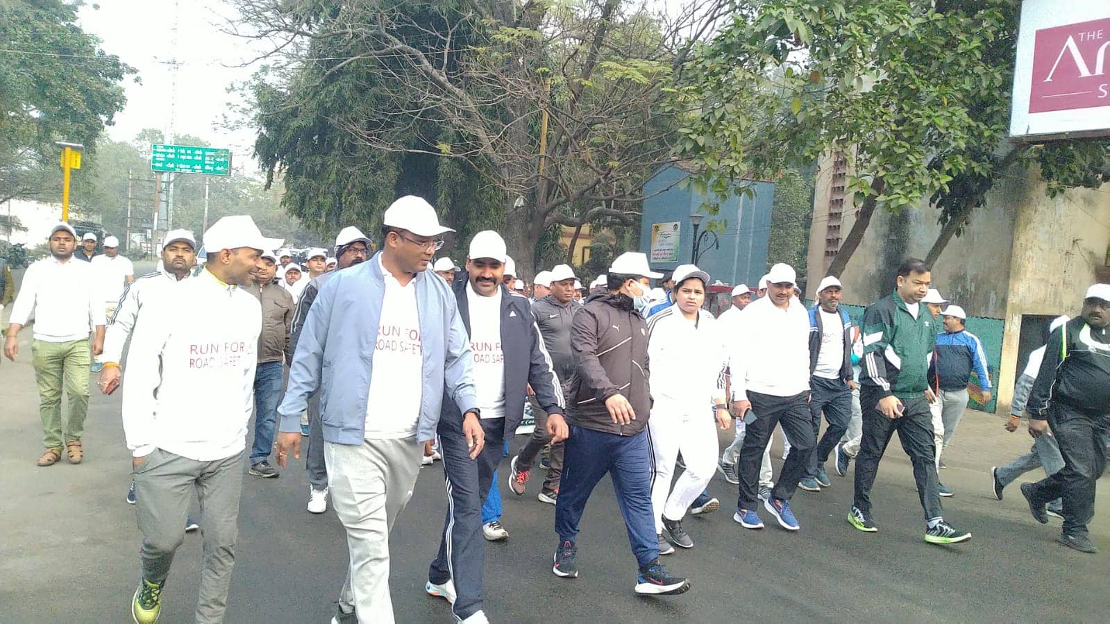 सड़क पर सुबह -सुबह दौड़े अधिकारी, सड़क सुरक्षा सप्ताह के समापन पर लोगों को किया जागरूक