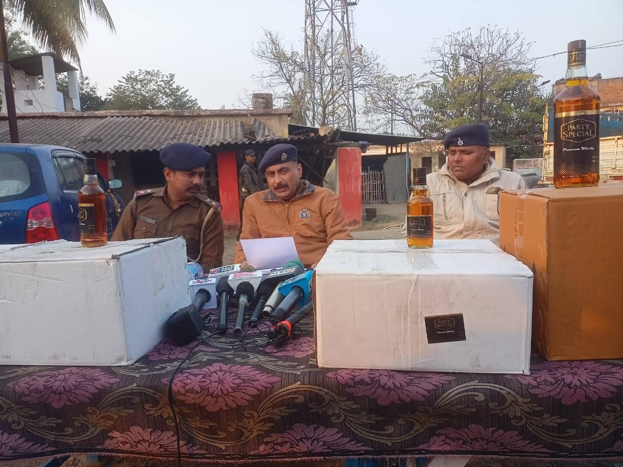 दुमका : तस्करों के मंसूबे नाकाम, भारी संख्या में बिहार जा रहे शराब की बोतल बरामद