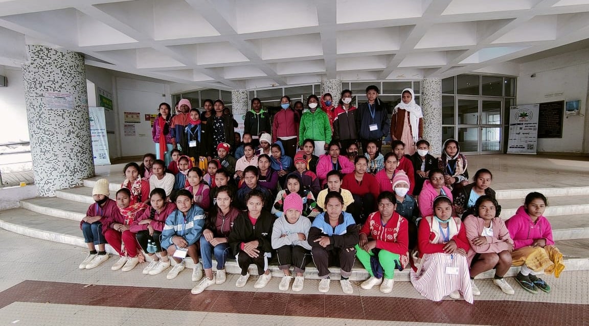 चाईबासा : कस्तूरबा गांधी बालिका विद्यालय की वार्डन पर कार्रवाई, प्रताड़ना से तंग आकर उपायुक्त के पास शिकायत लेकर पहुंची थी छात्राएं