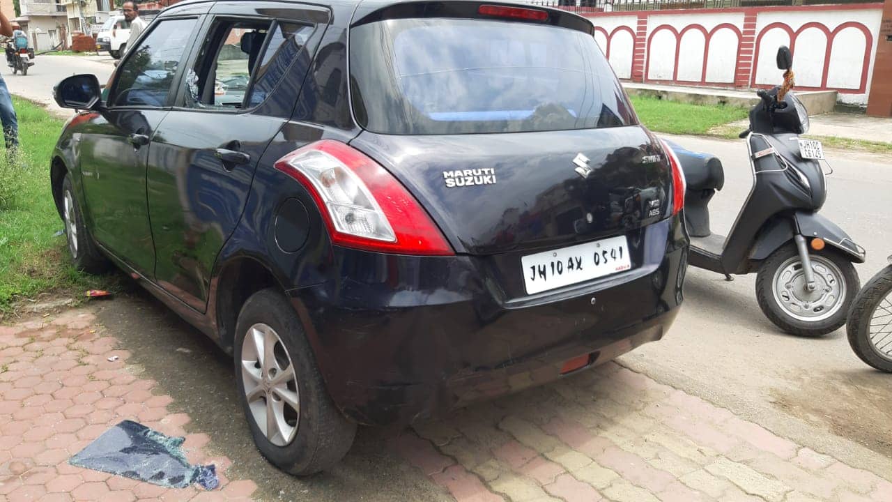 धनबाद में दिनदहाड़े कार का शीशा तोड़ ढाई लाख की लुट