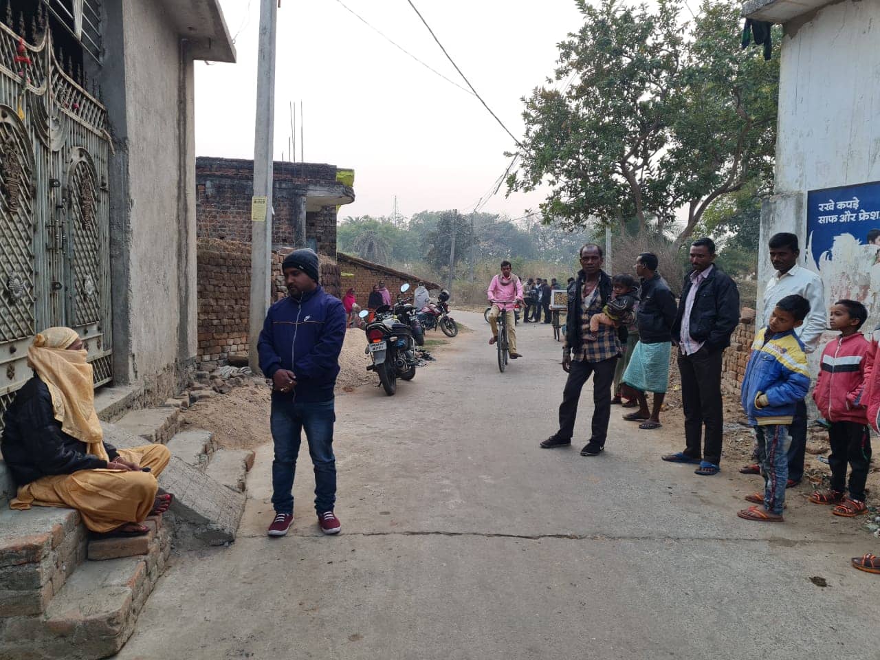 धनबाद : शादी करने की जिद में प्रेमी के घर के बाहर घंटों बैठी रही युवती, जानिए क्या है मामला