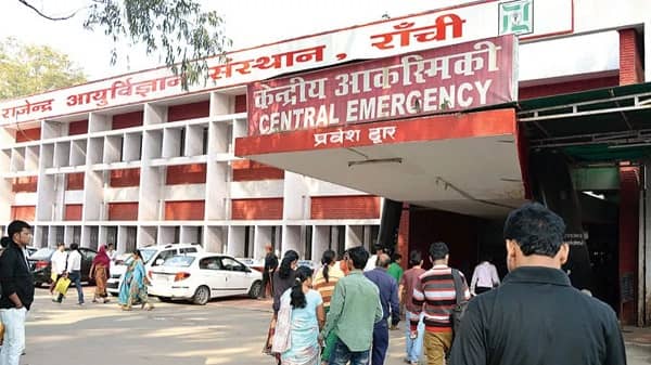 मरीजों को मौत दे रहा RIMS! बेड नहीं मिलने से एंबुलेंस में घंटों तड़पता रहा मरीज, मौत