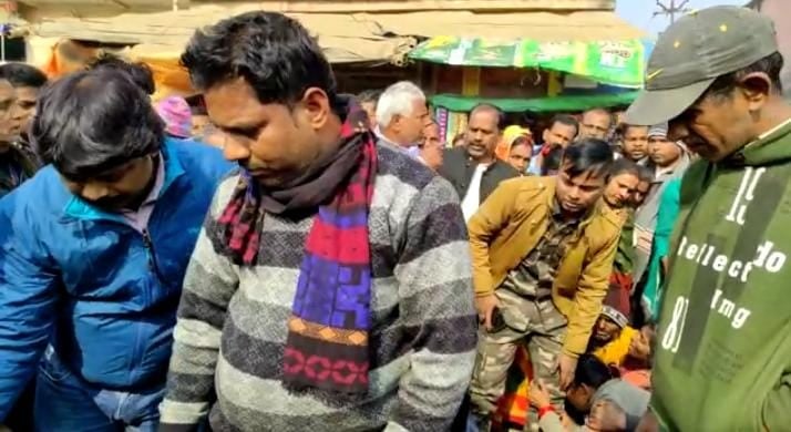 हत्या के विरोध में आक्रोशित ग्रामीणों ने शव रख कर किया रामगढ़ बाजार बंद
