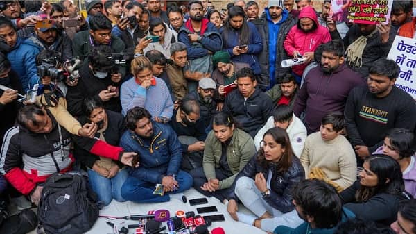 Wrestler Strike in Delhi : बृज भूषण शरण सिंह के इस्तीफे तक जारी रहेगा धरना, सरकार के आश्वासन से खुश नहीं रेसलर