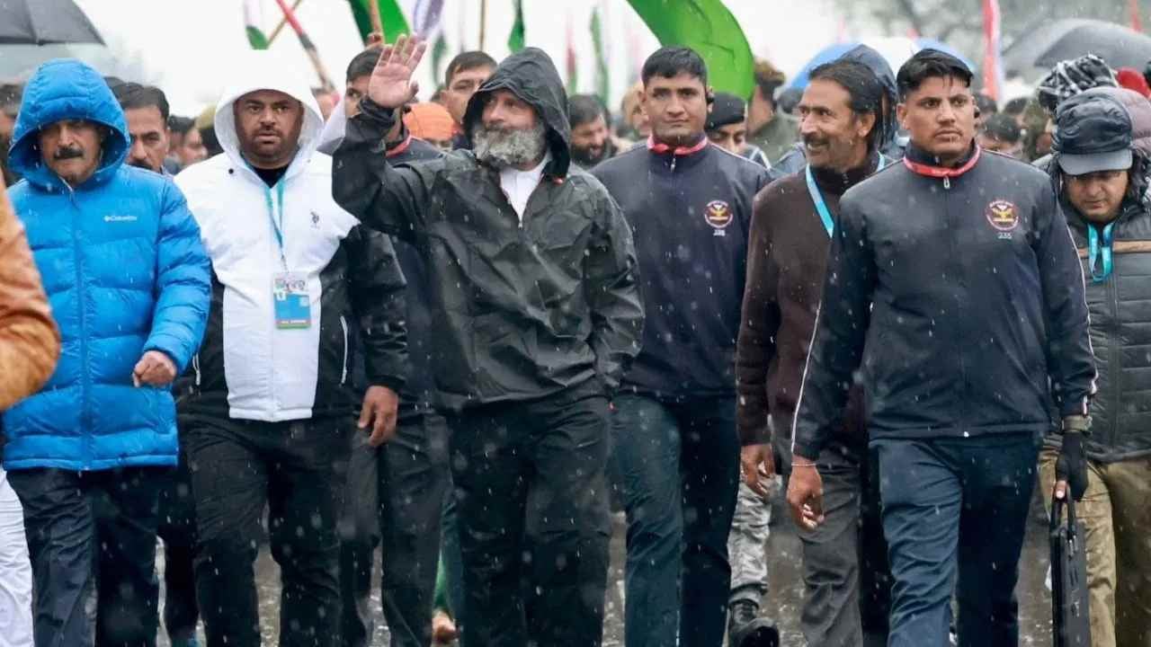 जम्मू कश्मीर में पहुंची कांग्रेस की भारत जोड़ो यात्रा, पहली बार जैकेट पहने नजर आए राहुल गांधी
