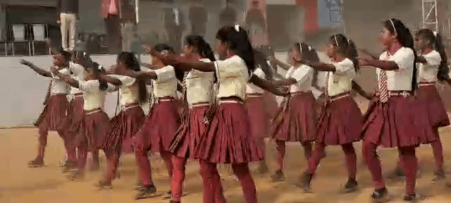 देवघर : गणतंत्र दिवस की परेड में पुरुषों के साथ कदम से कदम ताल मिलाएंगी बच्चियां, डीसी ने कहा इस साल का समारोह होगा ऐतिहासिक