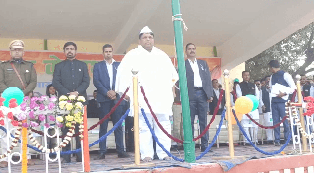गणतंत्र दिवस के जश्न में डूबा गिरिडीह, मंत्री बादल पत्रलेख ने किया झंडोत्तोलन