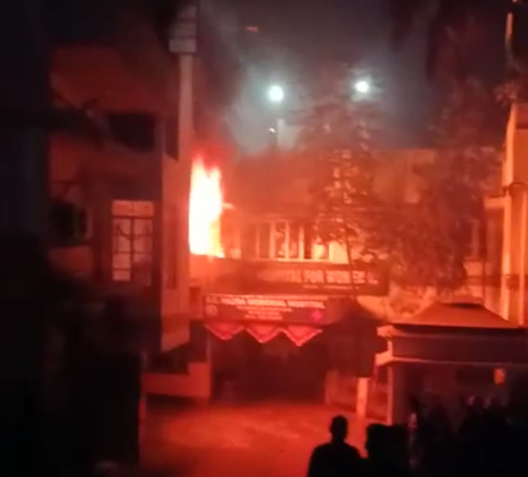 धनबाद के प्रसिद्ध हाजरा क्लीनिक में लगी भीषण आग, डॉक्टर दंपति सहित पांच की मौत