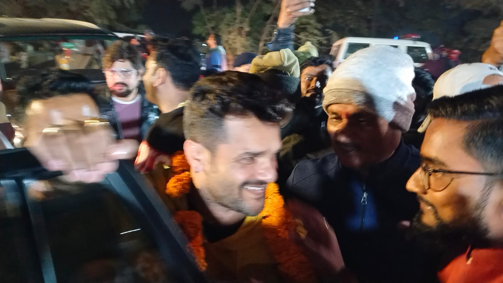 एक बार फिर दिखा खेसारी लाल यादव और पवन सिंह की आपसी रंजीश का नमूना, जानिए कहां