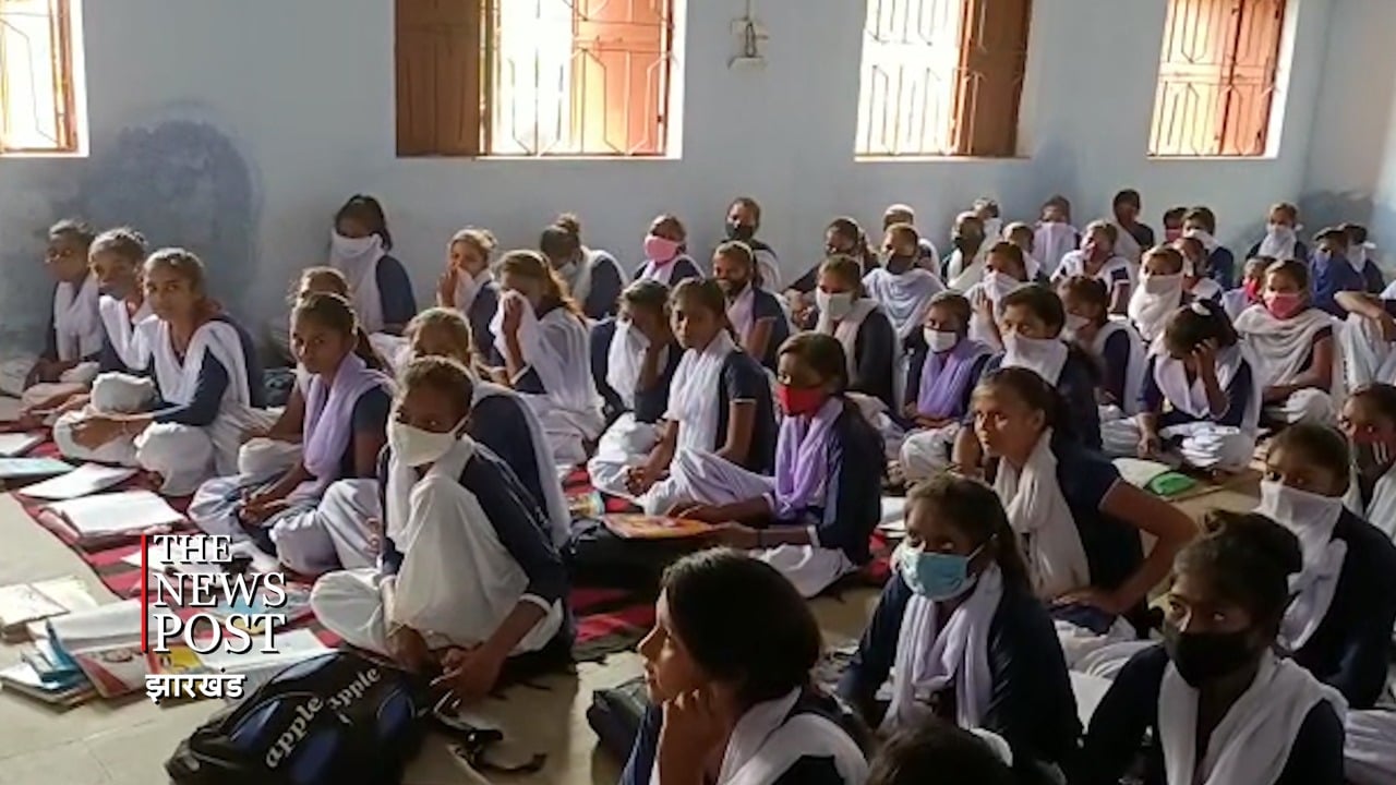 बैठने के लिए बेंच नहीं, शौचालय में तालाबंदी, उड़ रहीं कोरोना प्रोटोकॉल की धज्जियां, दुमका के इस स्कूल में कोरोना को खुला न्यौता