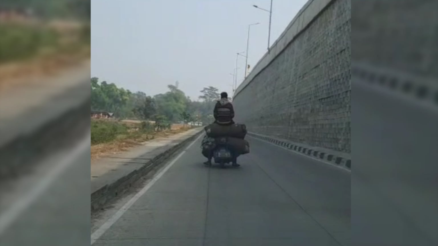 जान से खिलवाड़ कहें या कोयला ढोने का नायाब तरीका, गौर से देखिये इस तश्वीर को, राजगंज-बरवाअड्डा सड़क की है