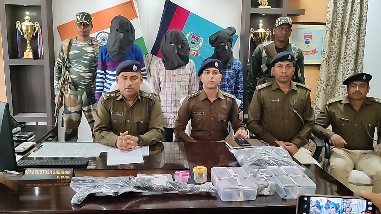 चाईबासा पुलिस को मिली बड़ी सफलता, बंदगांव से तीन PLFI उग्रवादी गिरफ्तार, एके 47 सहित कारतुस और पर्चा बरामद